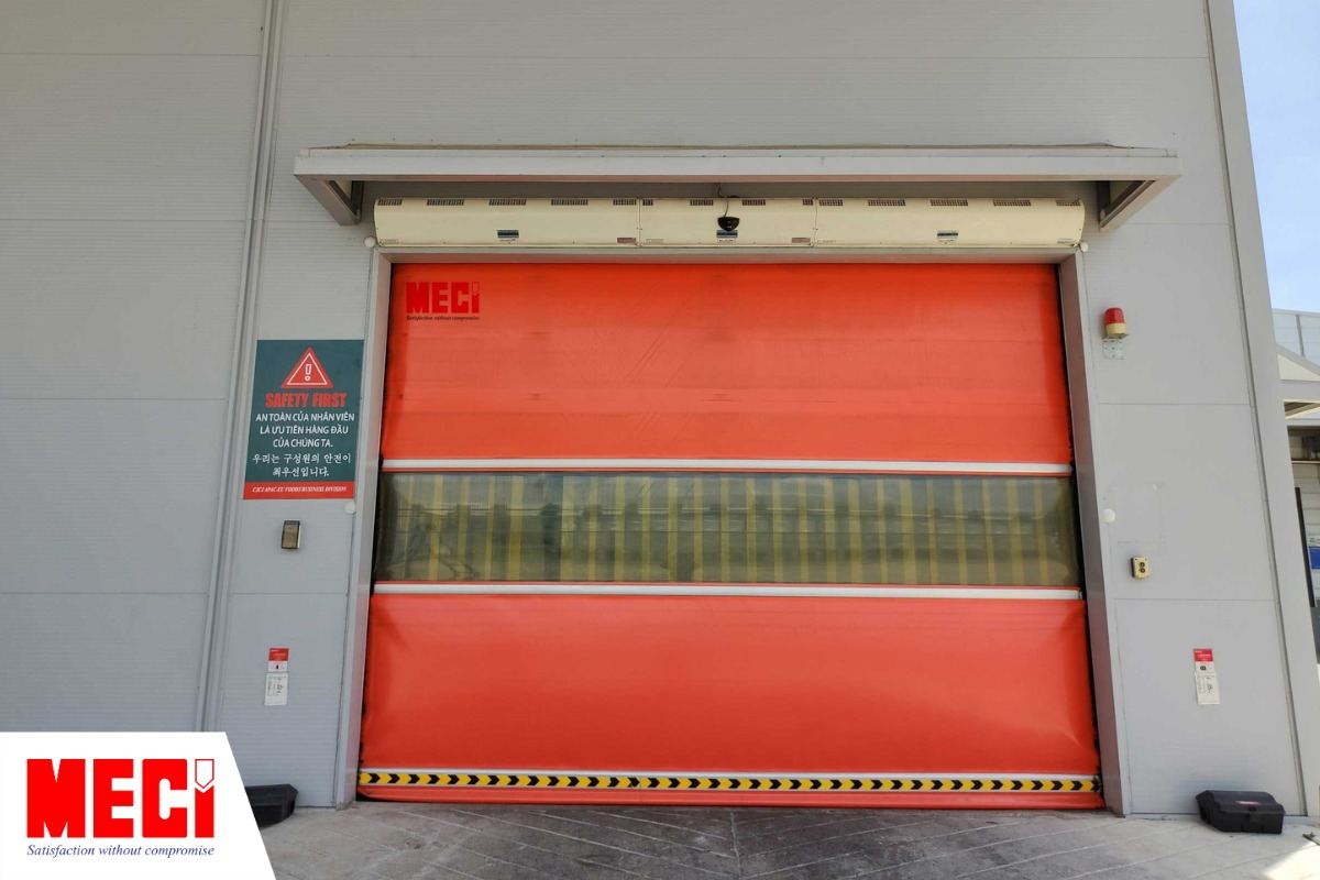 cửa cuốn nhanh PVC tiêu chuẩn lắp đặt tại cửa ra vào nhà máy CJ Food