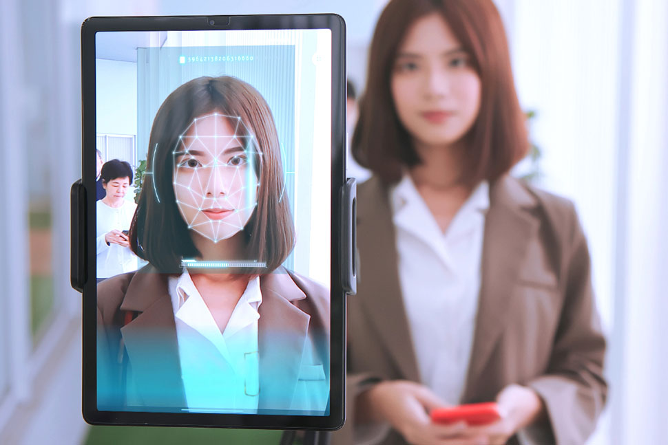 Bên phải là người thật, bên trái là hình ảnh của người này khi được thu vào điện thoại, dùng công nghệ AI để nhận diện