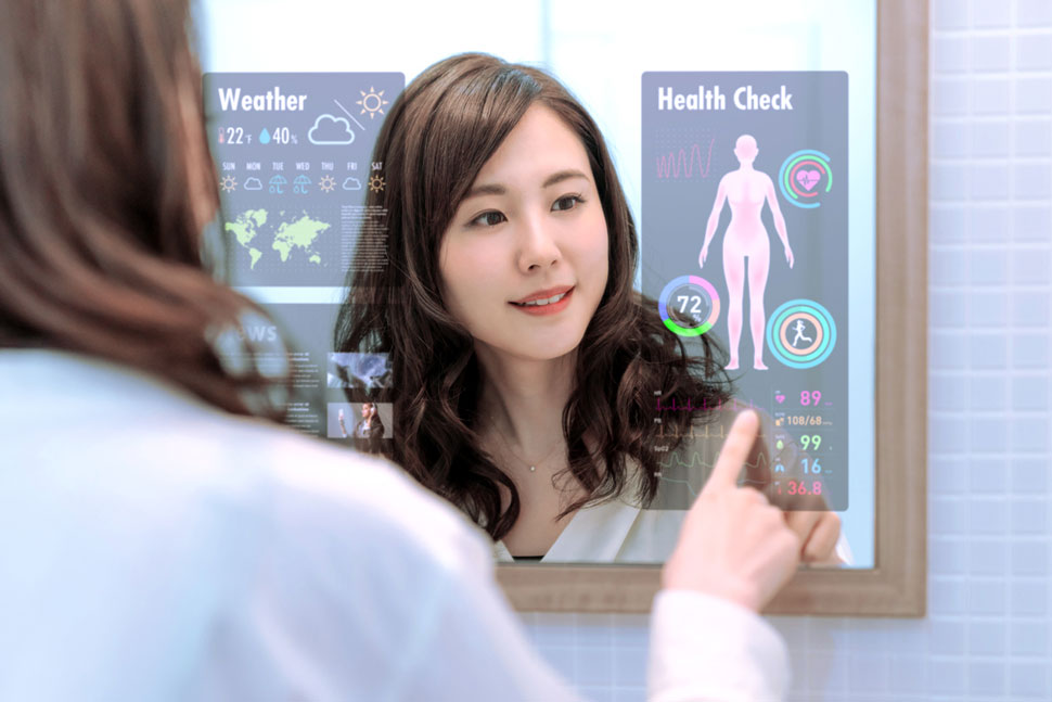 Hình ảnh bác sĩ nữ của Accu Health đang chỉ tay vào màn hình cảm ứng để hiện ra các thông số sức khỏe của bệnh nhân