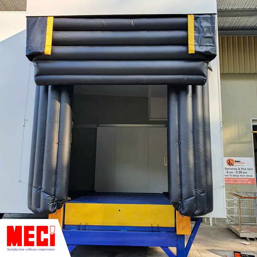 1 bộ trùm túi khí đang phồng ra tại dock giao nhận hàng có sàn nâng thuỷ lực màu xanh
