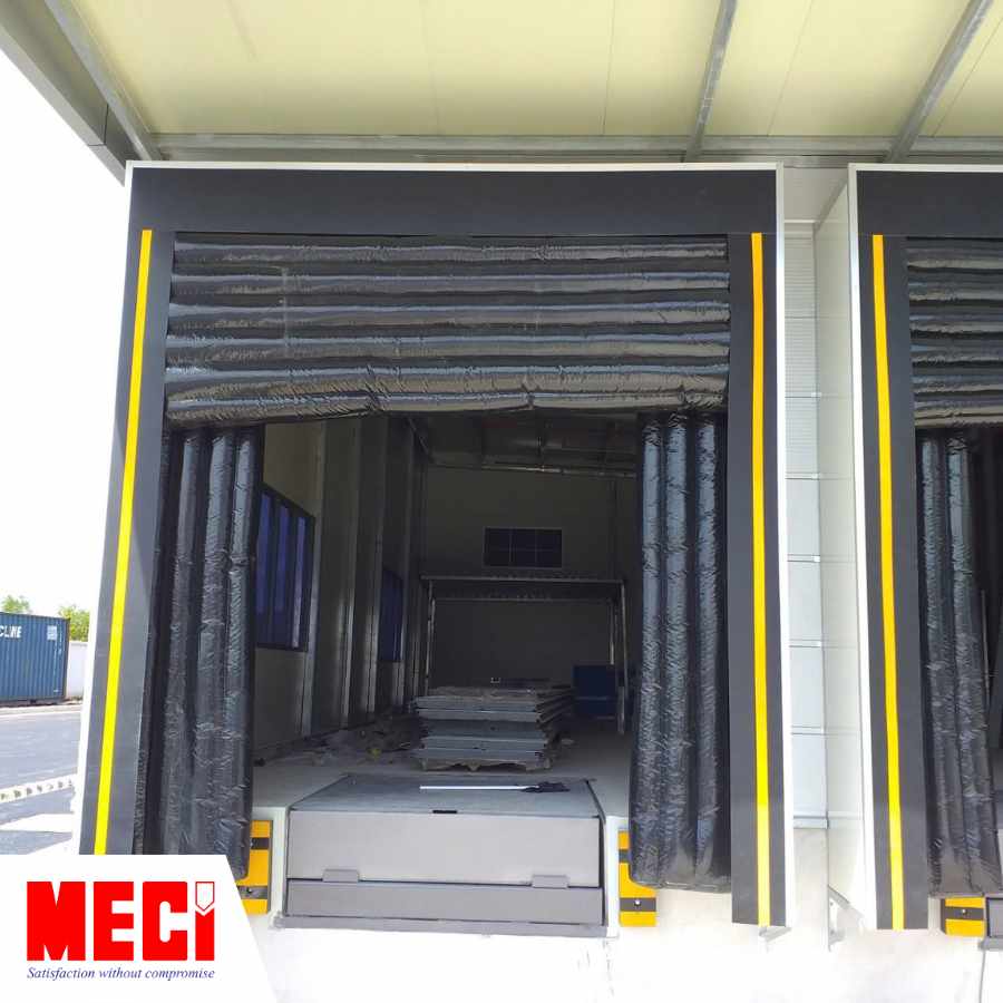 1 bộ trùm túi khí đang phồng ra tại dock giao nhận hàng có sàn nâng thuỷ lực