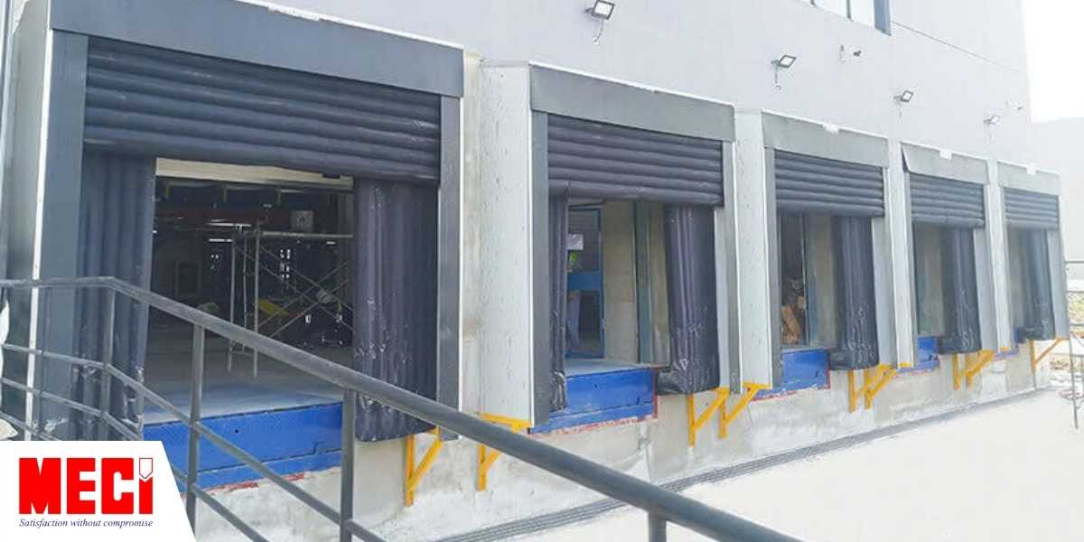 5 dock giao nhận hàng cạnh nhau, mỗi dock đều có bộ trùm túi khí phồng ra