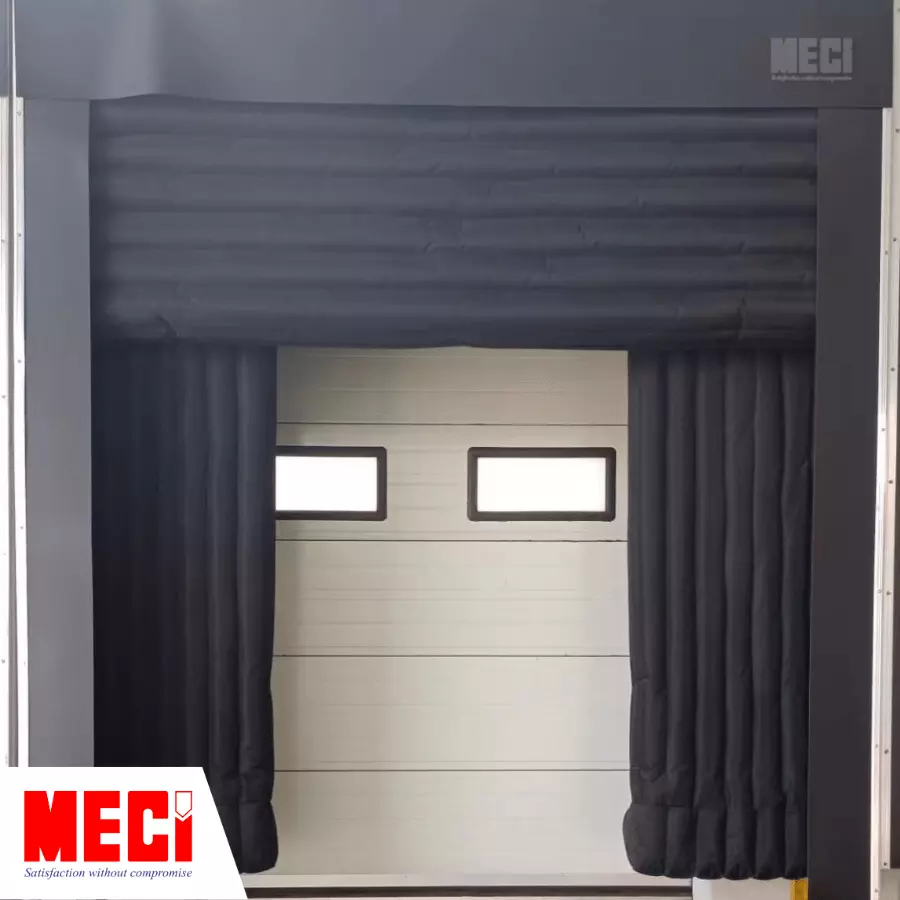 Bộ trùm túi khí được lắp bên ngoài một cái cửa trượt trần