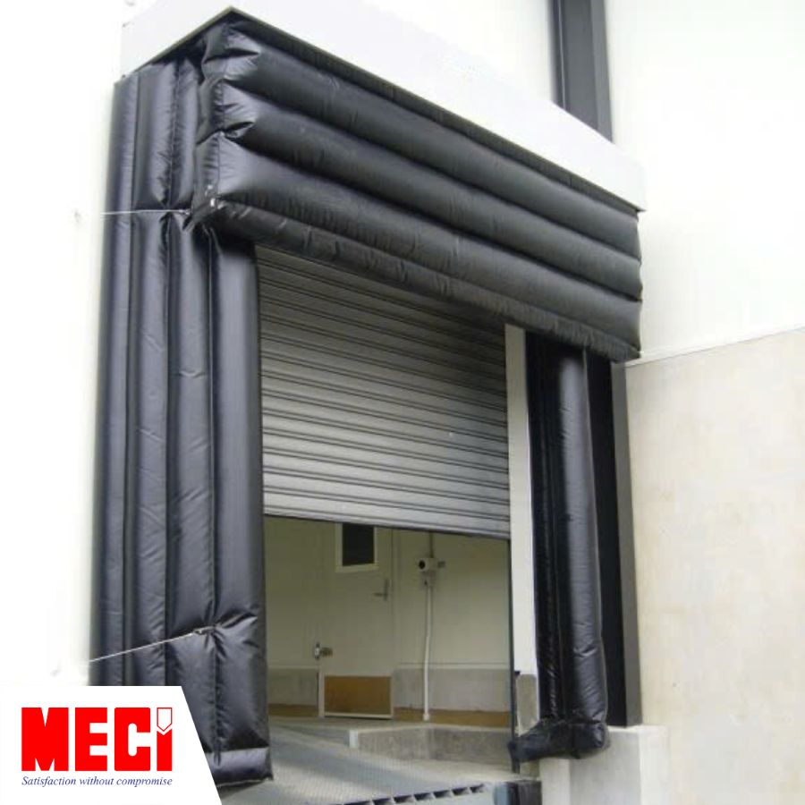 ảnh chụp nghiêng bộ trùm túi khí đang căng phồng tại 1 dock giao nhận hàng, bên trong cửa cuốn nhôm đang mở lên 1 nửa