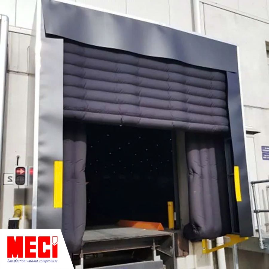 ảnh chụp góc nghiêng 1 bộ trùm túi khí đang phồng ra từ sau dock seal, có thêm sàn nâng thuỷ lực bên dưới