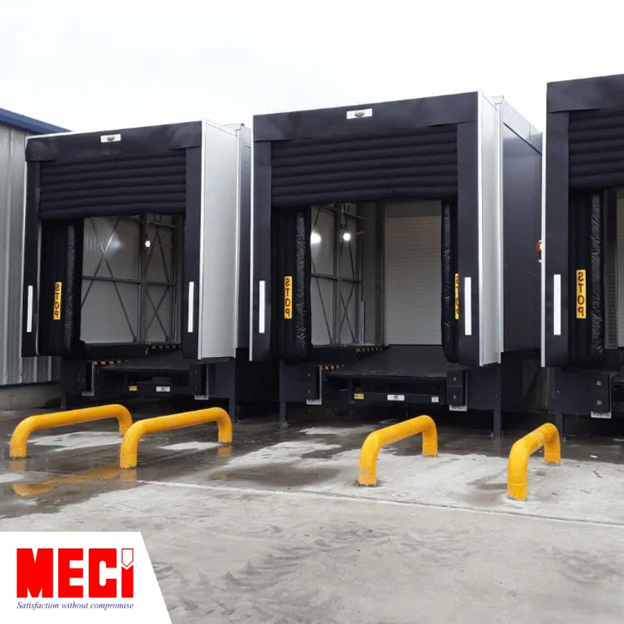 3 dock giao nhận hàng liền kề nhau, mỗi dock đều có bộ trùm túi khí phồng ra phía sau dock seal