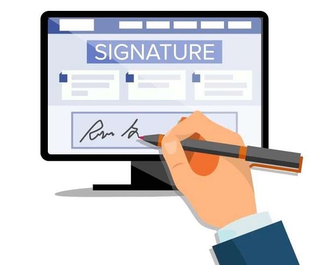 Máy tính hiện ra văn bản cần ký và có người đang dùng bút điện tử để ký lên