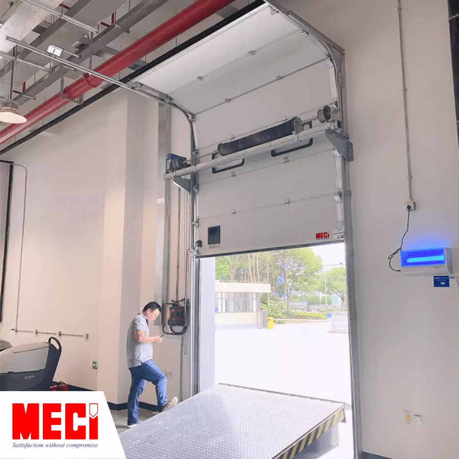 Khách hàng kiểm tra Cửa trượt trần