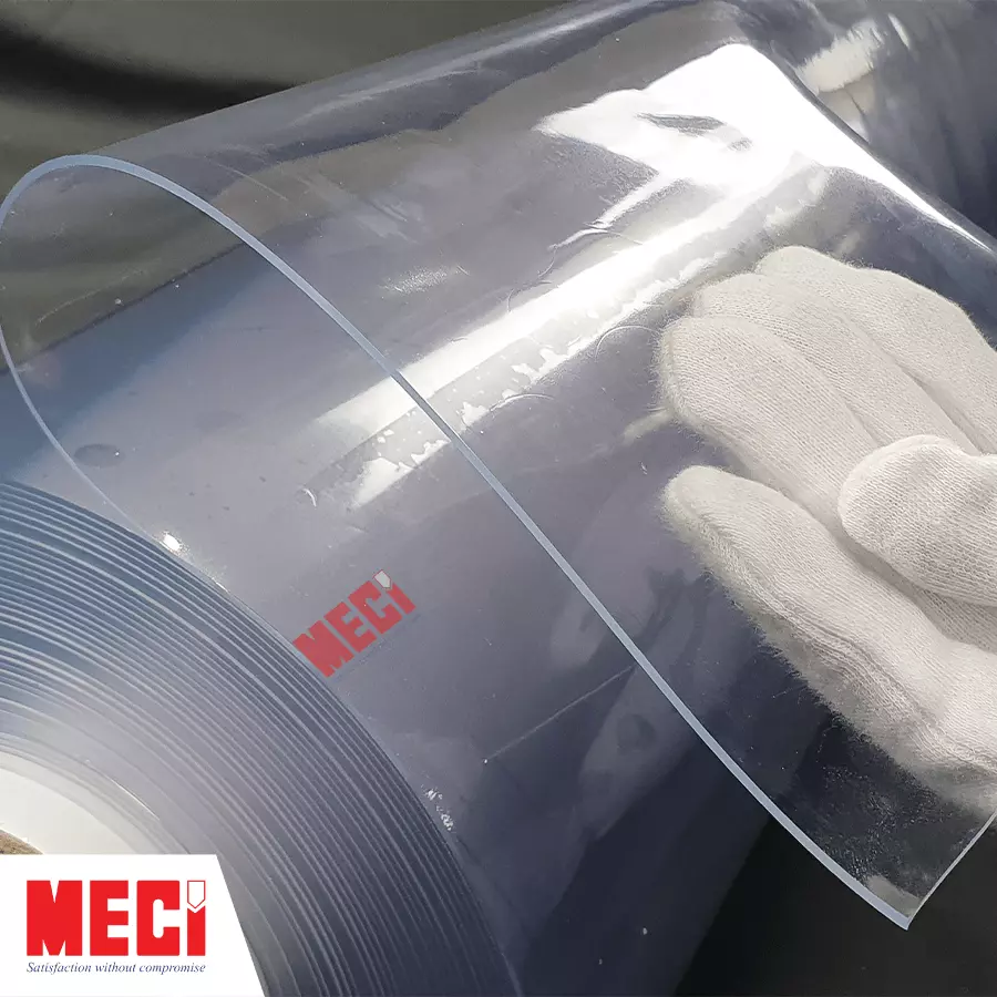 Bàn tay lấy tấm nhựa PVC từ cuộn