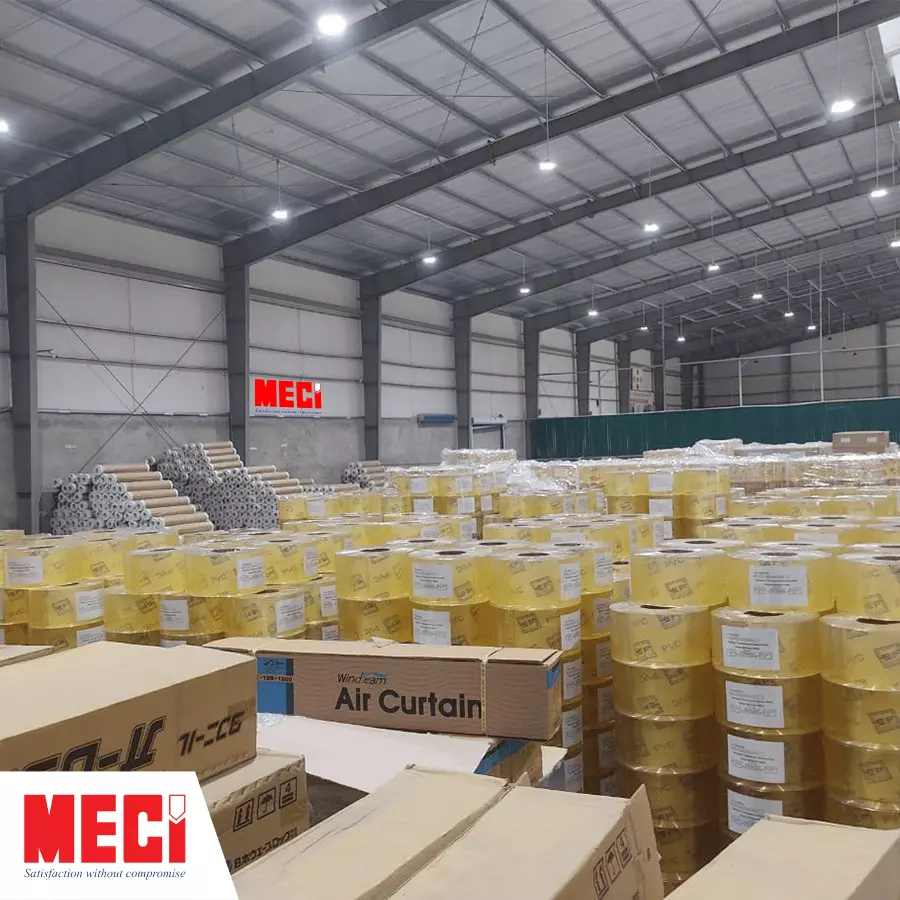 Kho hàng chứa đầy cuộn nhựa PVC