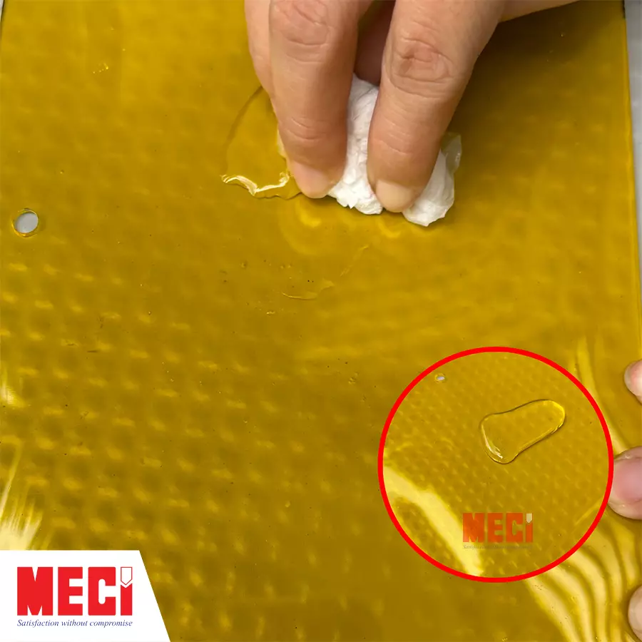 Bàn tay lau nước trên bề mặt nhựa