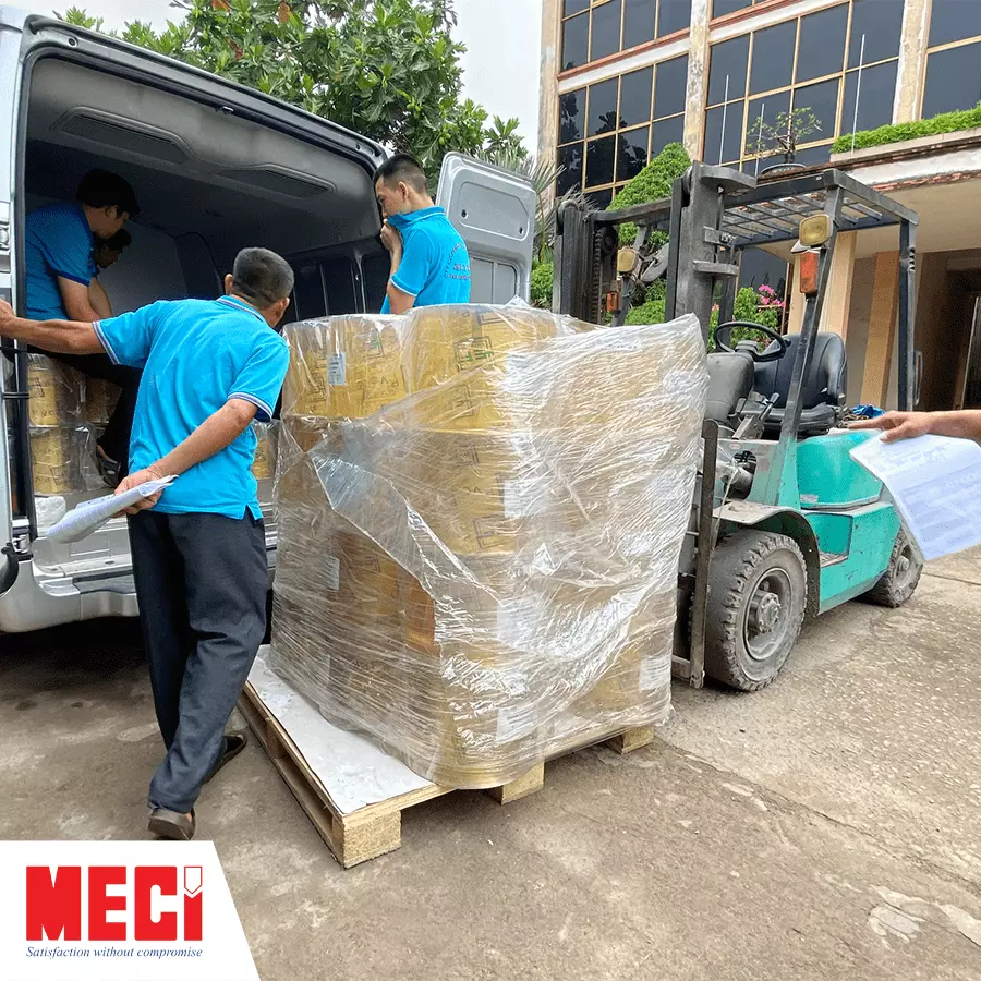 Xe nâng nâng pallet cuộn nhựa pvc