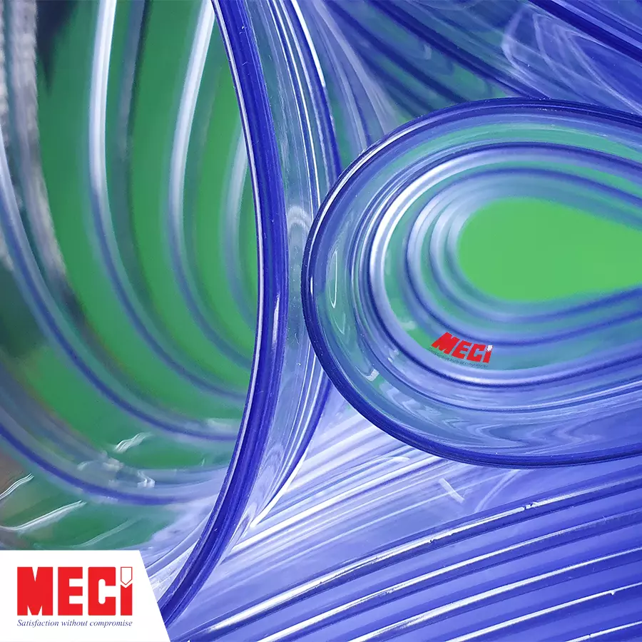 Tấm nhựa xanh trong được cuộn lại