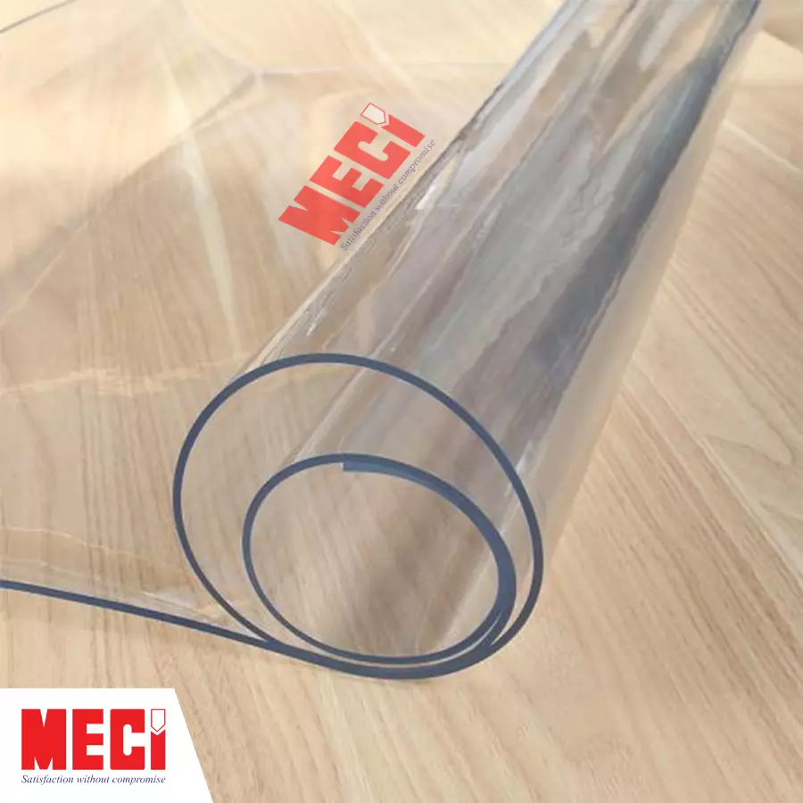 Tấm nhựa trắng trong được cuộn lại