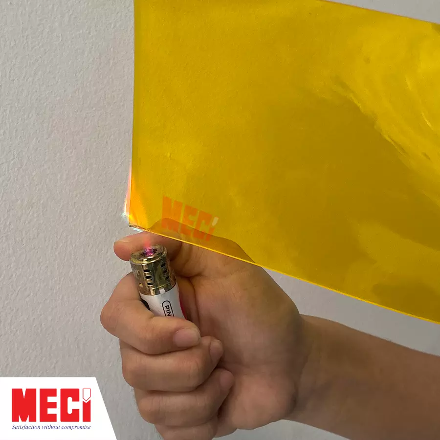 Tấm nhựa màu vàng bị đốt