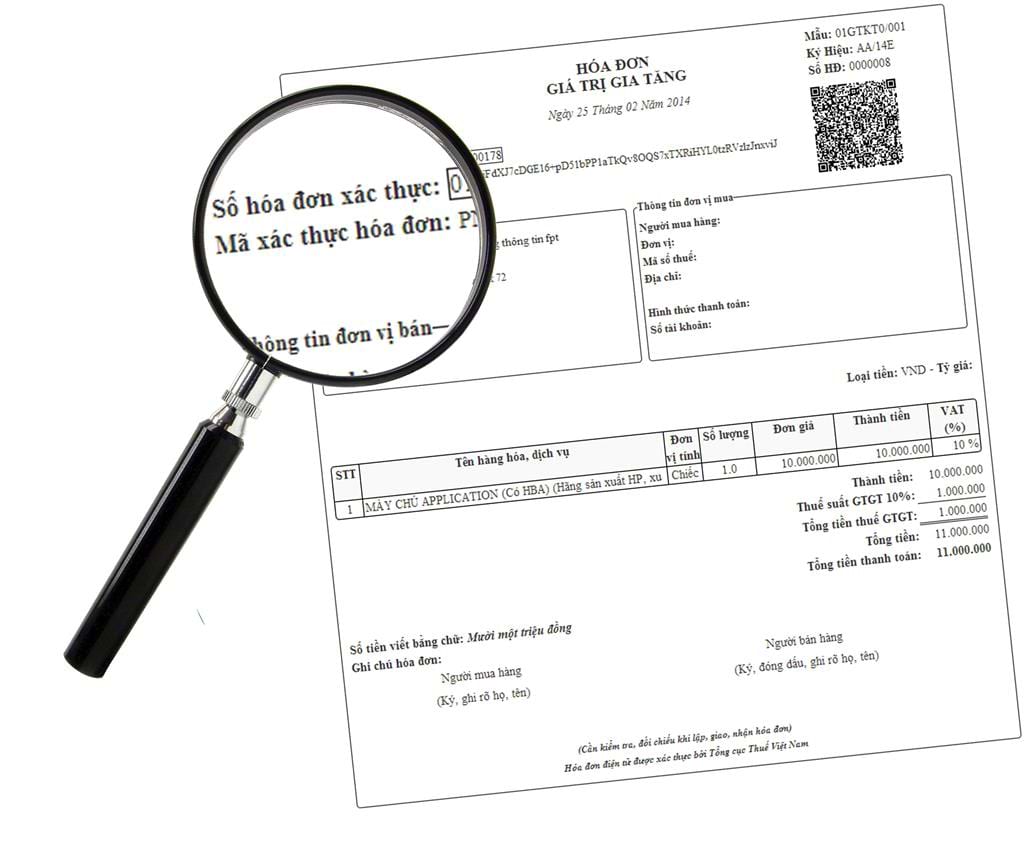 Ảnh minh họa hóa đơn điện tử có mã xác thực hình ảnh hóa đơn bằng giấy, bên trái có chiếc kính lúp đang soi vào dòng chữ mã xác thực hóa đơn