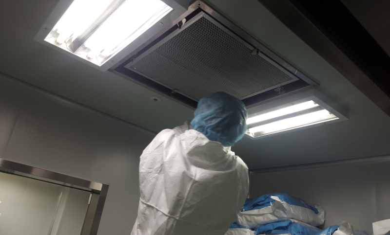 Kỹ thuật viên tại phòng sạch đang thực hiện kiểm tra thiết bị BFU