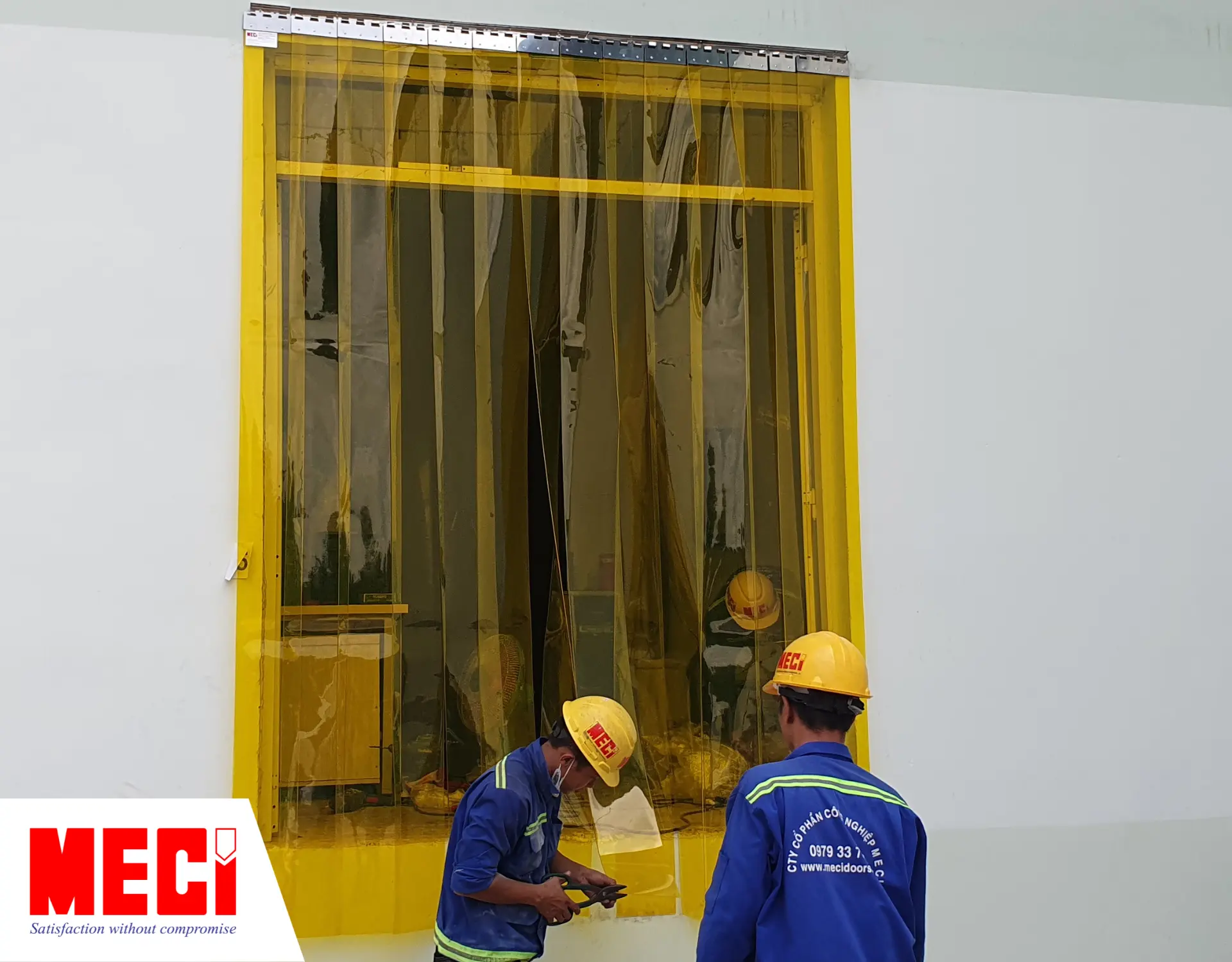 Kỹ thuật MECI đang lắp rèm nhựa PVC.