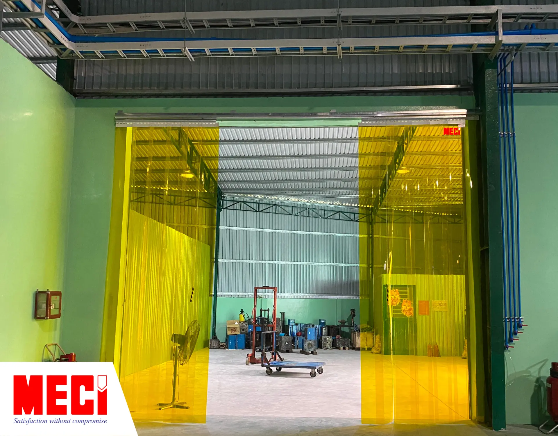 Rèm nhựa PVC lắp đặt tại nhà máy sản xuất.