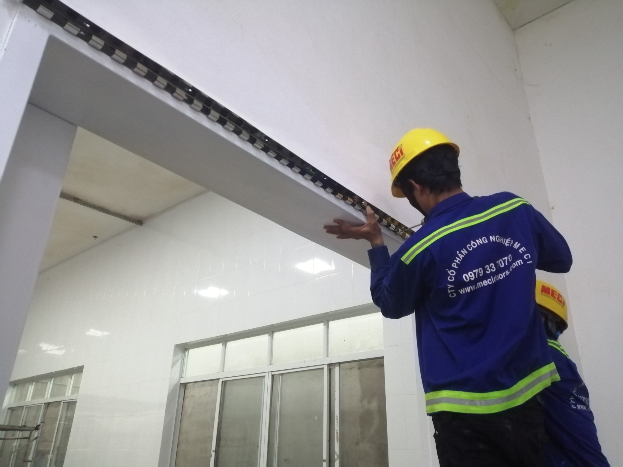 Nhân viên đang thao tác lắp đặt