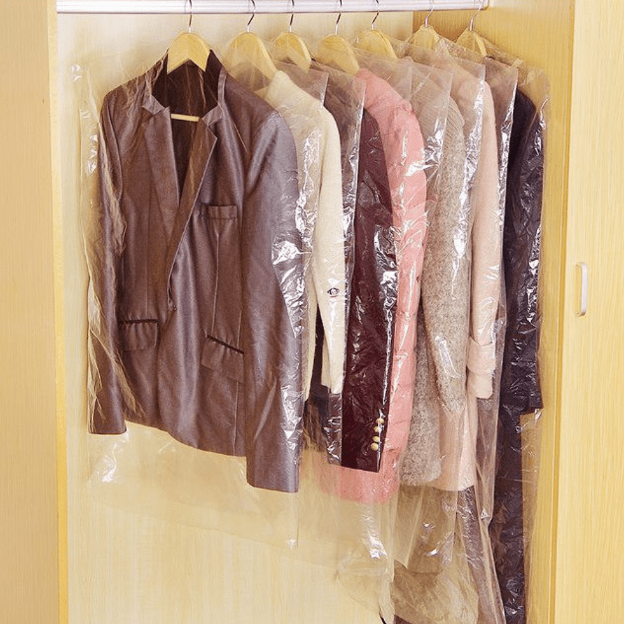 Những bộ quần áo được bọc nhựa trắng trong