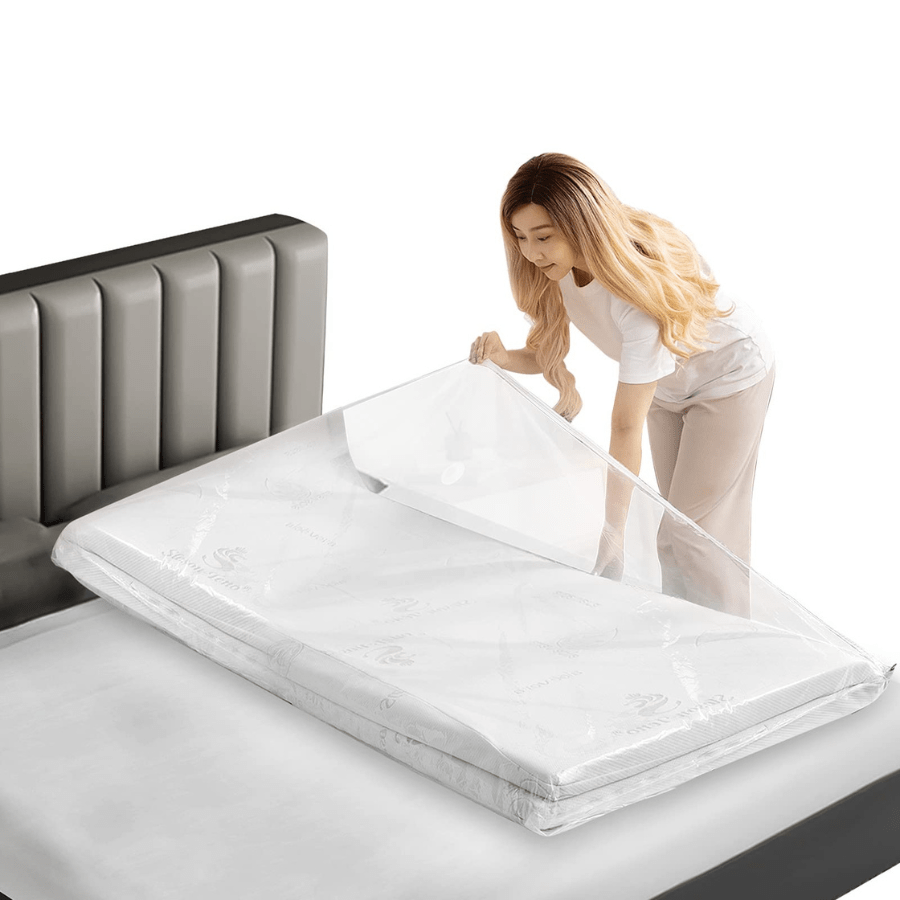 Một người đóng gói nệm trong bao bì