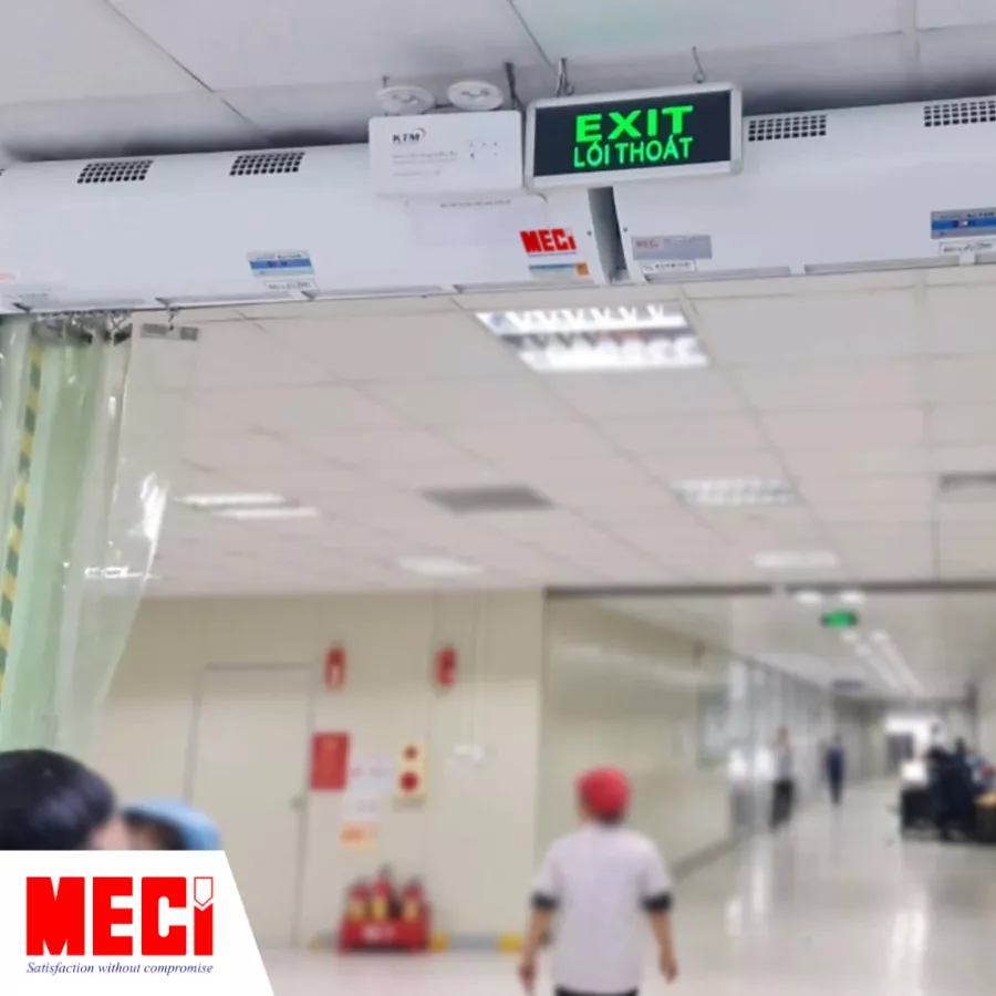 Quạt cắt gió tại cửa nhà máy