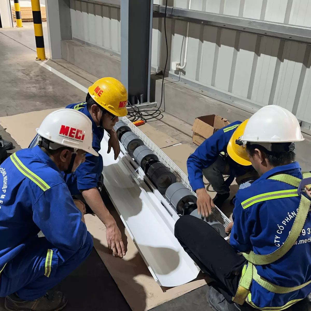 4 người kỹ thuật tháo quạt cắt gió kiểm tra