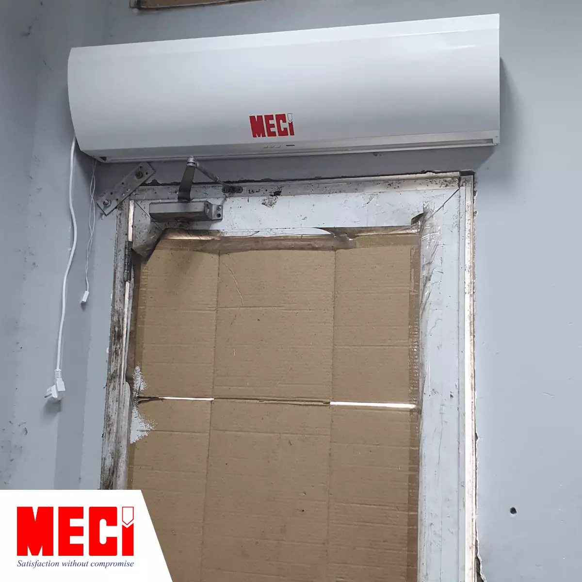 Quạt cắt gió lắp trước cửa