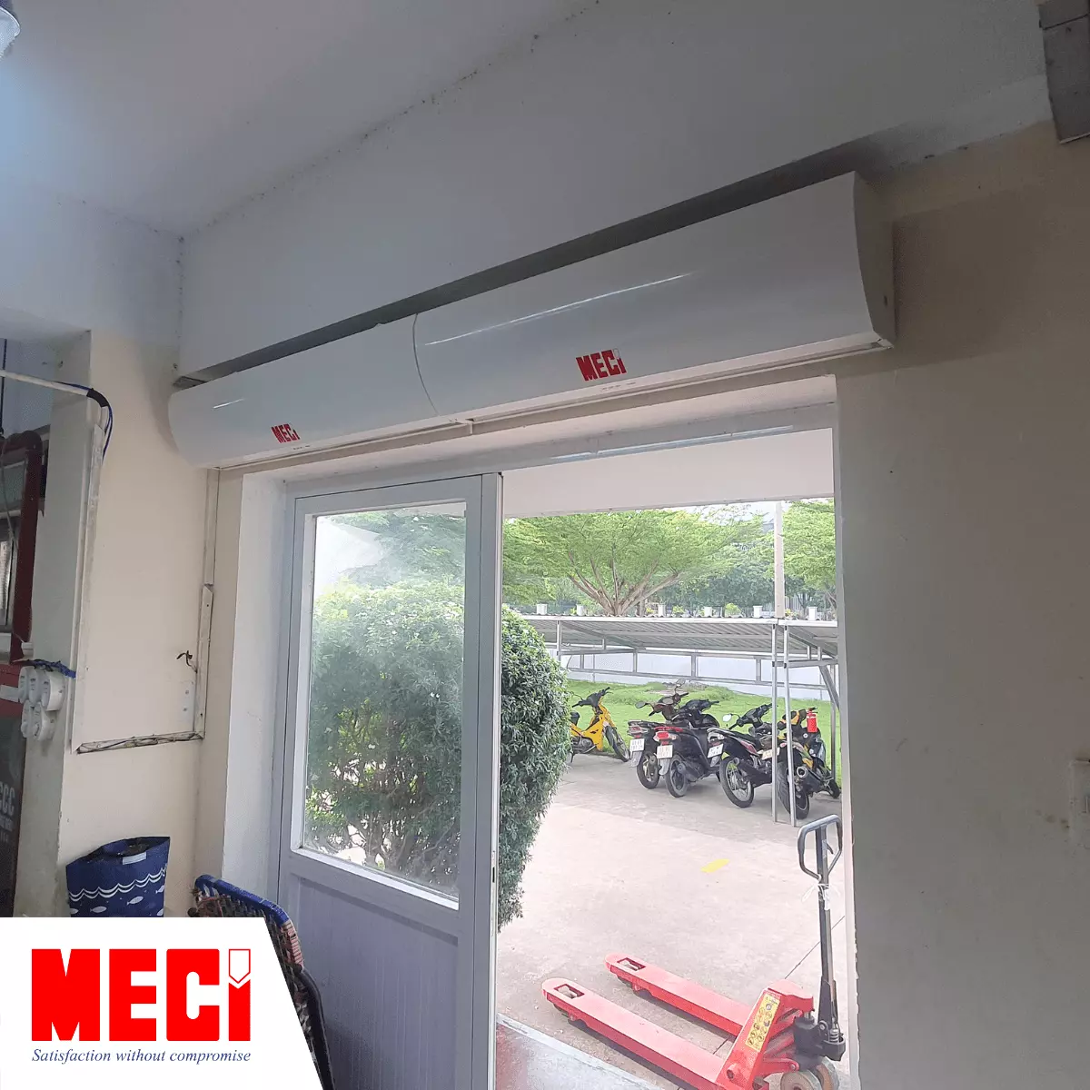 Quạt cắt gió được lắp tại cửa ra vào