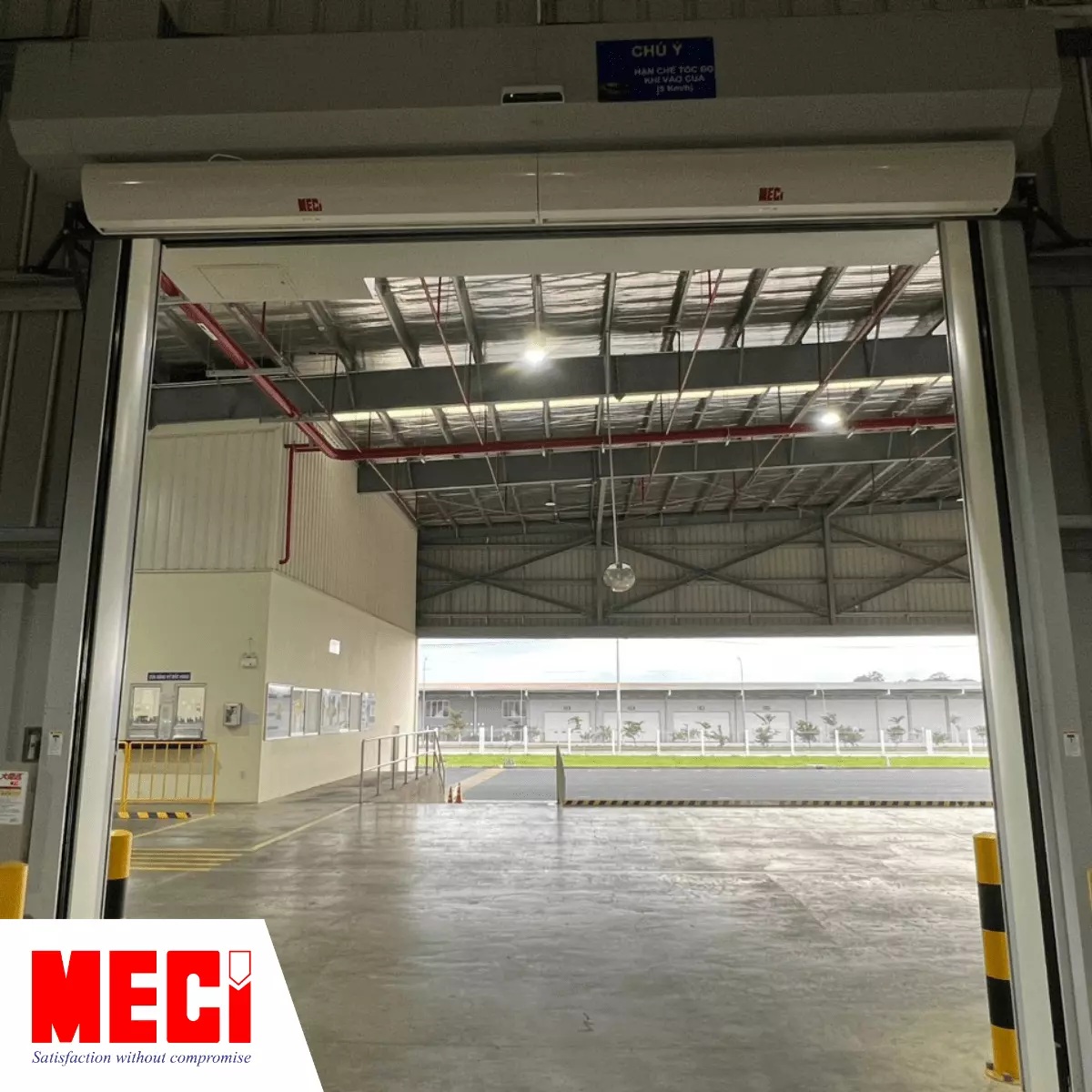 Quạt cắt gió được lắp tại cửa nhà máy