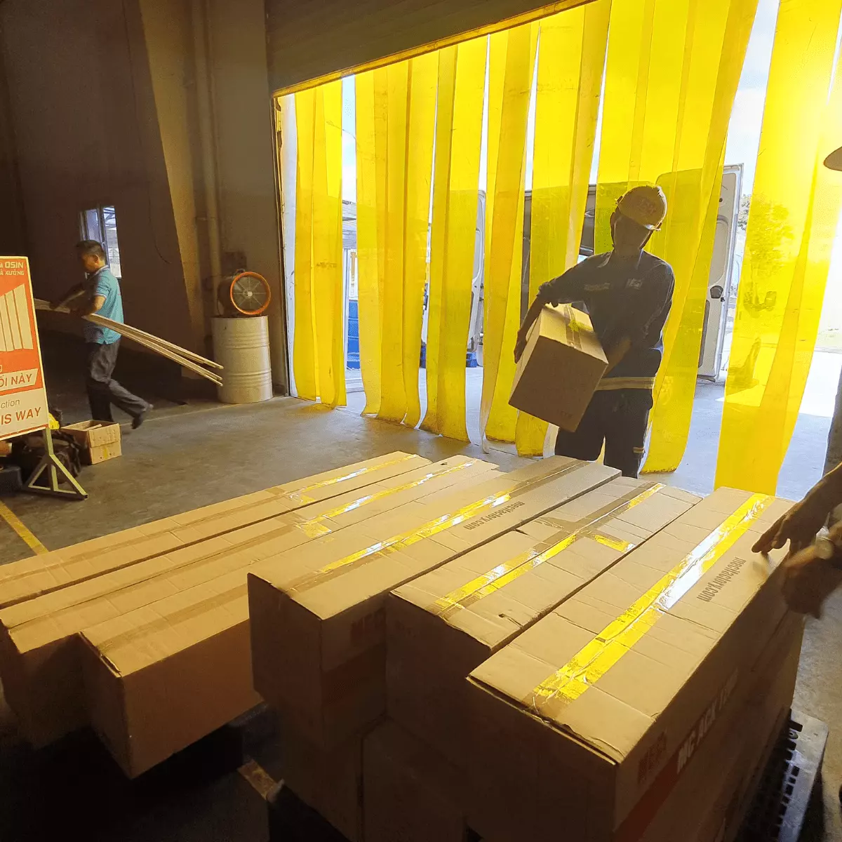 Một người đang chất những thùng hàng