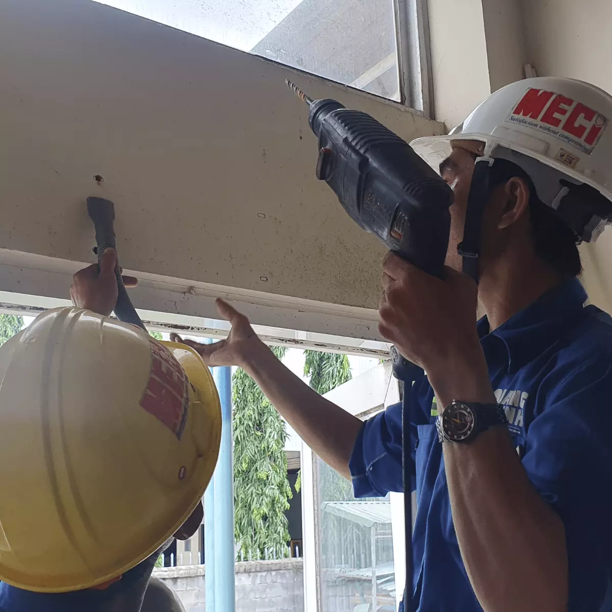 Người kỹ thuật khoang trên tường