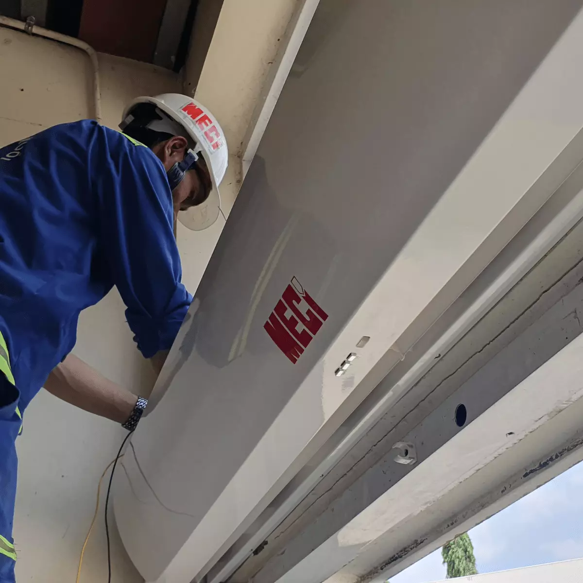 Người kỹ thuật kiểm tra quạt cắt gió