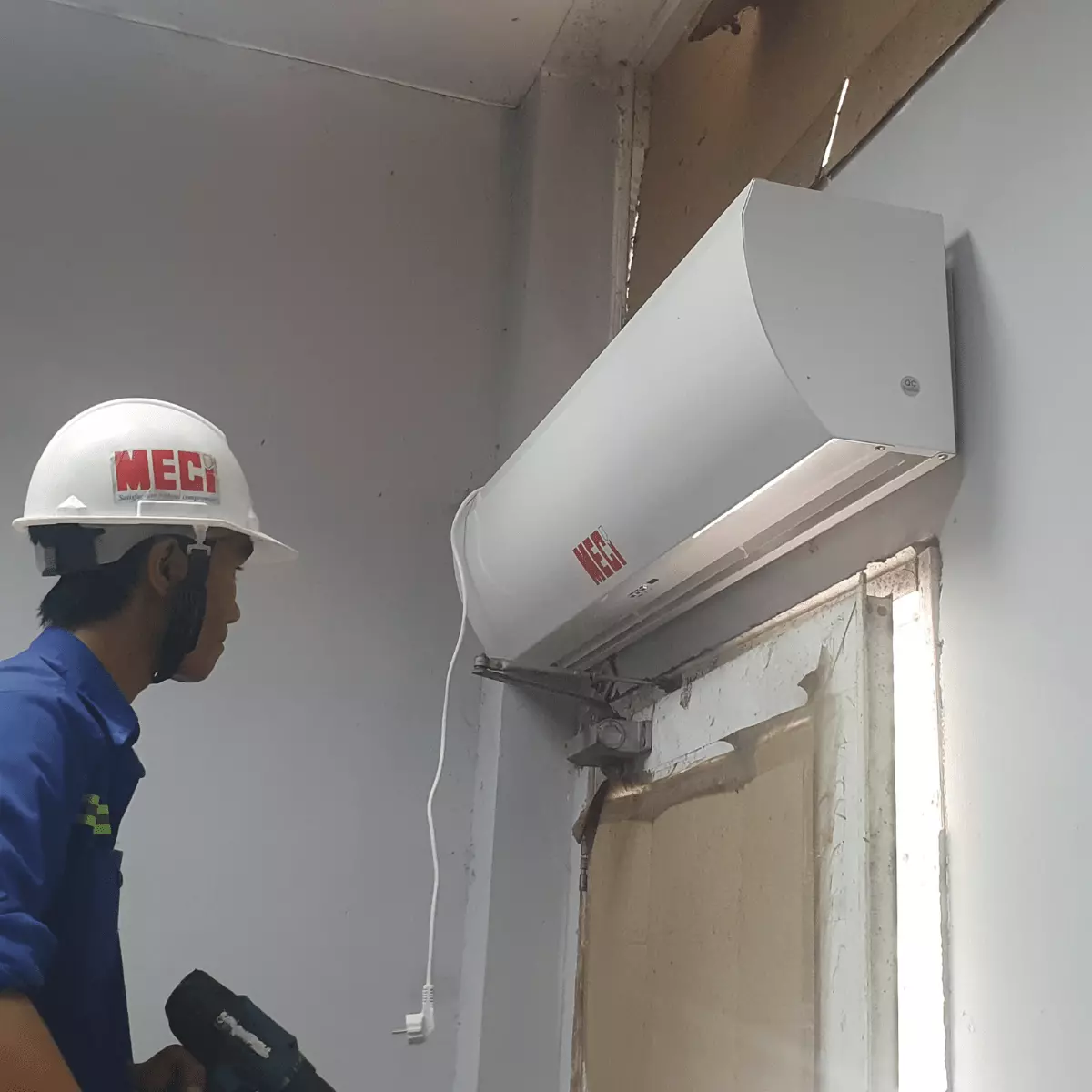 Người kỹ thuật kiểm tra quạt cắt gió