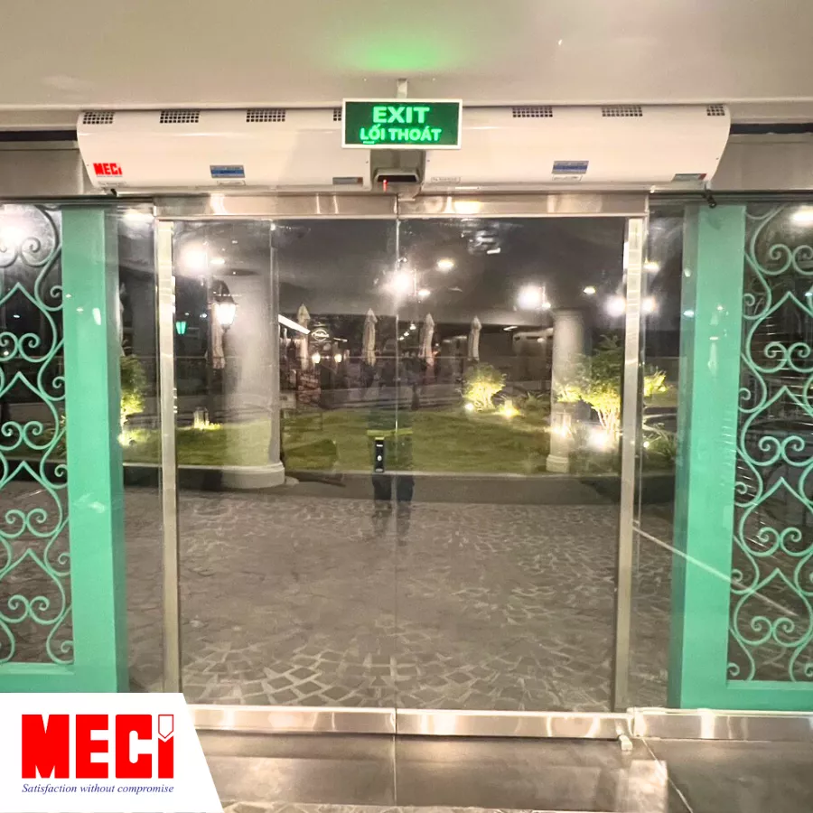 Quạt cắt gió tại cửa siêu thị