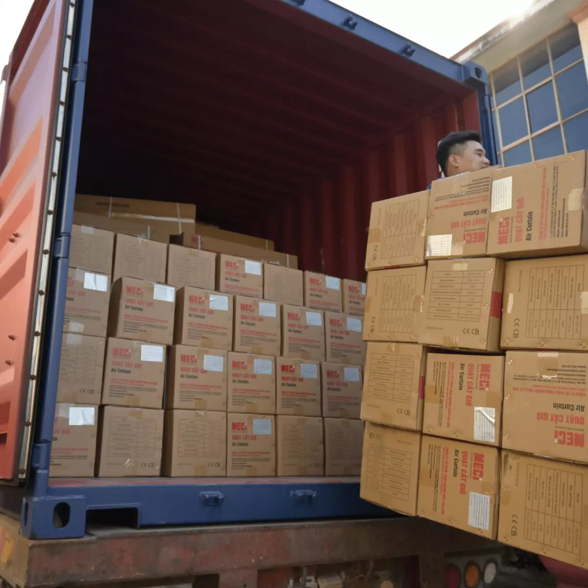 Những thùng hàng trong container