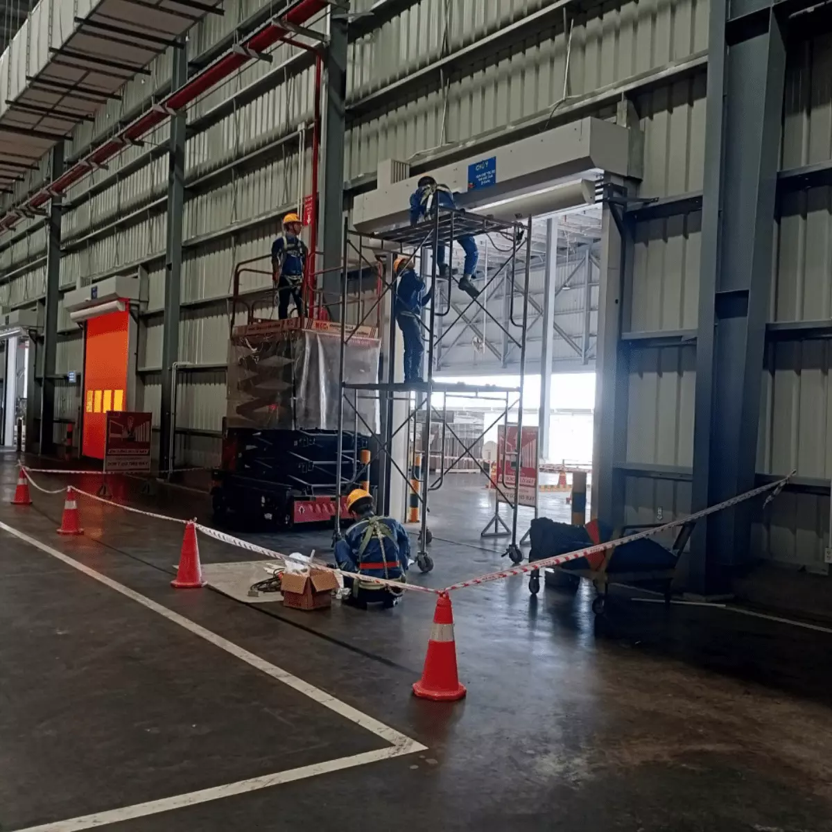 Nhiều người kỹ thuật làm việc trên giàn giáo