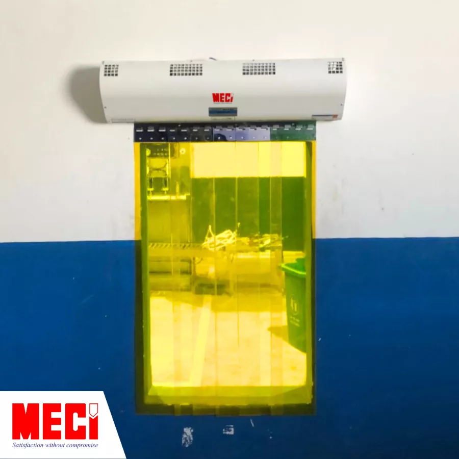 Quạt cắt gió tại cửa có rèm nhựa PVC