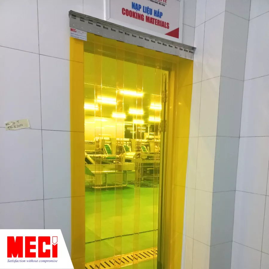 Rèm nhựa pvc hệ cố định màu vàng trước khu sản xuất