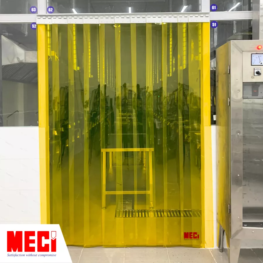 Rèm nhựa pvc hệ cố định màu vàng trước khu sản xuất