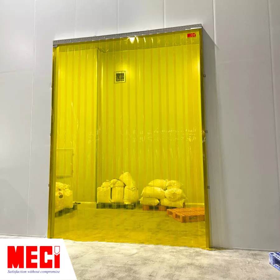 Rèm nhựa pvc hệ cố định màu vàng trước cửa kho