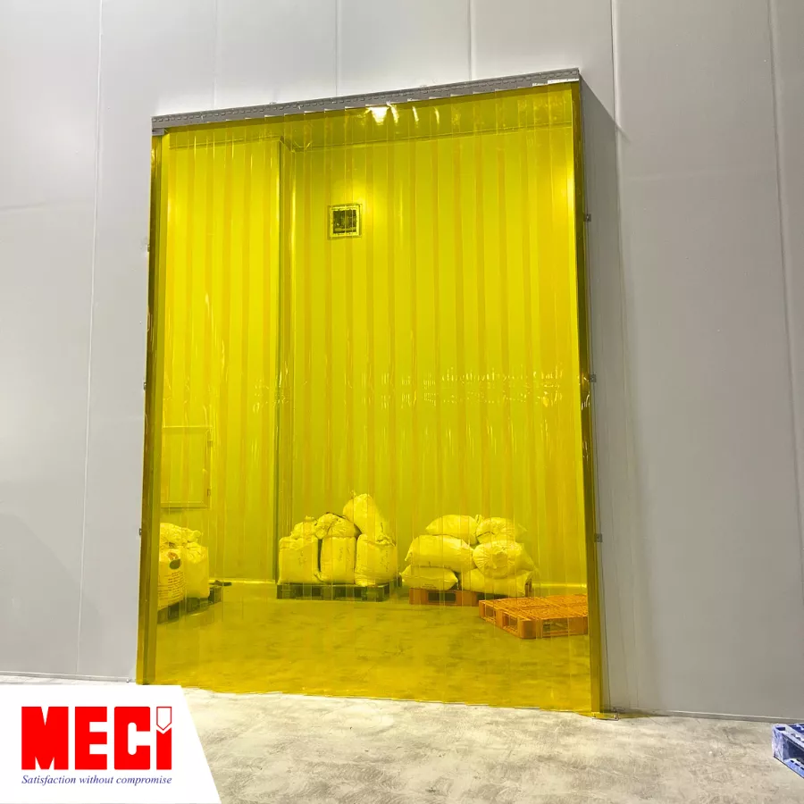 Rèm nhựa pvc hệ cố định màu vàng trước cửa kho