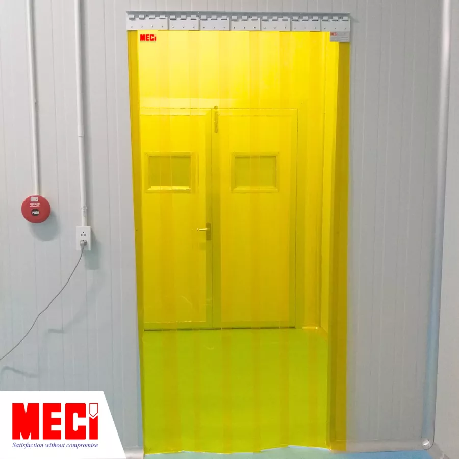 Rèm nhựa pvc hệ cố định màu vàng trước khu sản xuất
