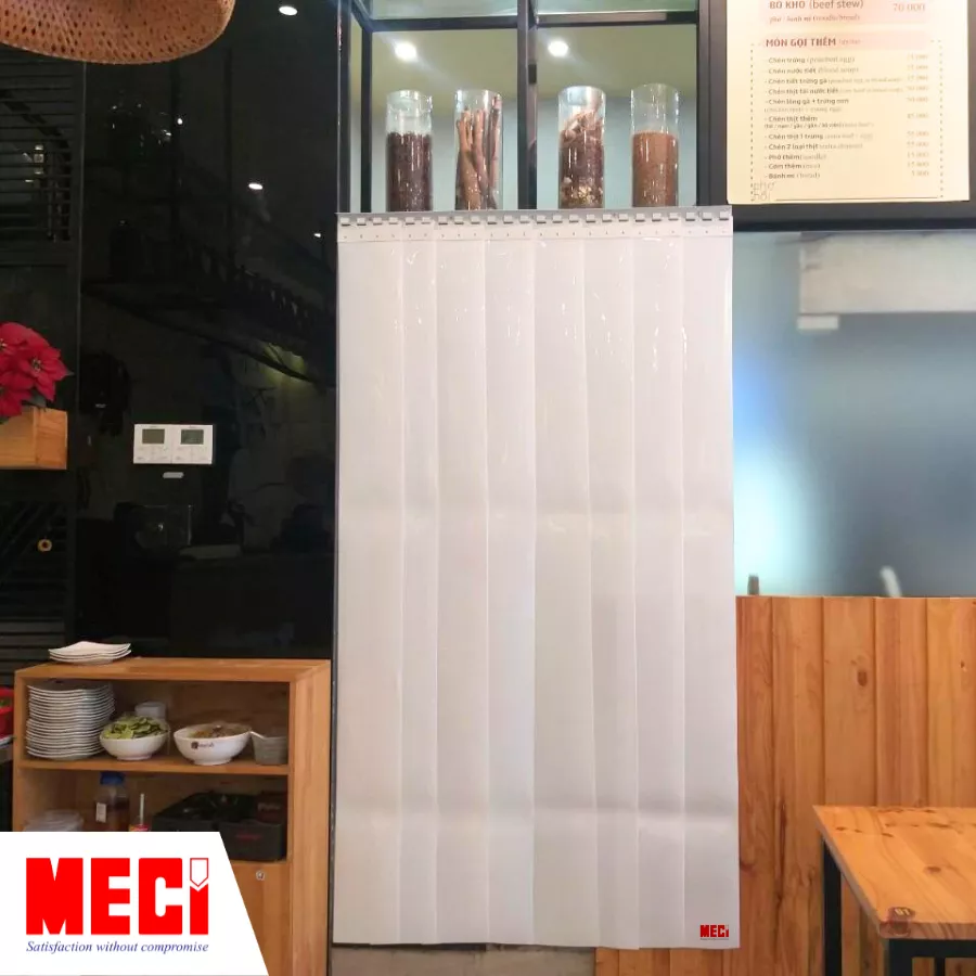 Rèm nhựa pvc hệ cố định màu trắng đục tại quán ăn