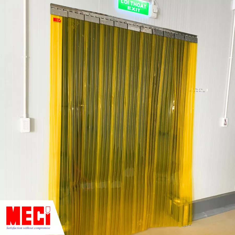 Rèm nhựa pvc hệ cố định màu vàng trước cửa kho