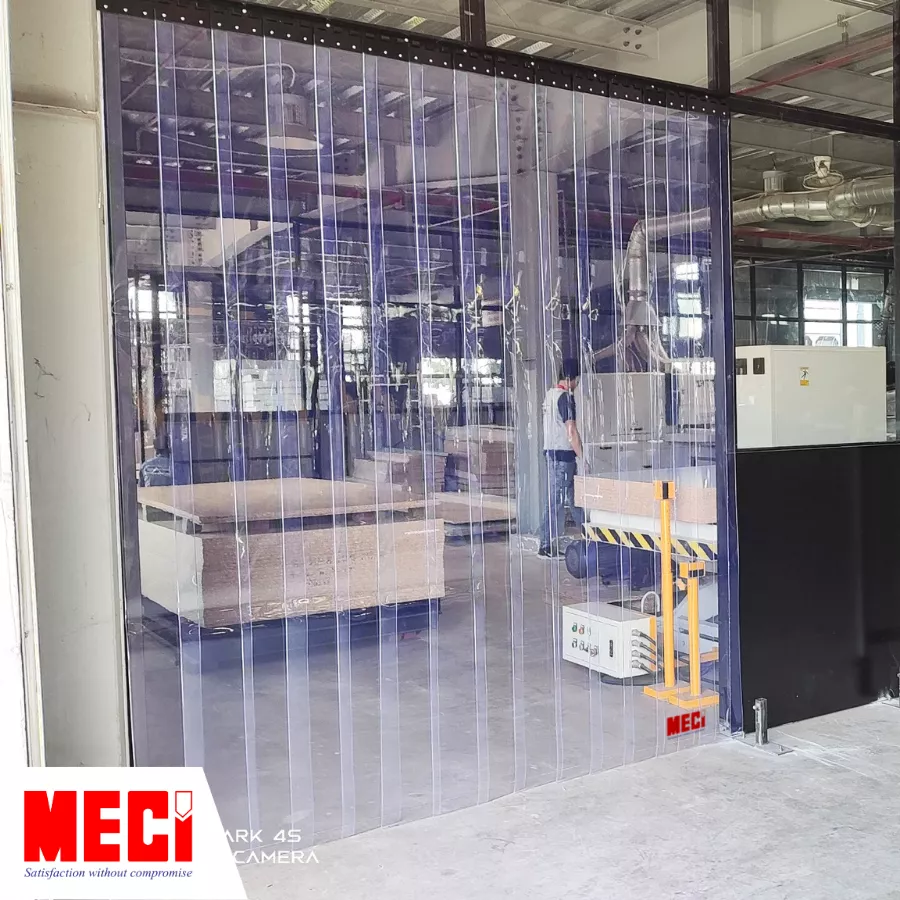 Rèm nhựa pvc hệ cố định màu trắng trước cửa kho