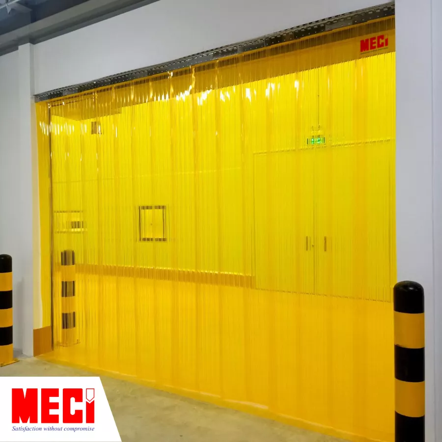 Rèm nhựa pvc hệ cố định màu vàng trước cửa kho
