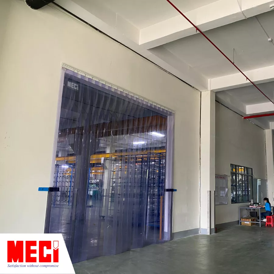 Rèm nhựa pvc hệ cố định màu trắng trước cửa kho