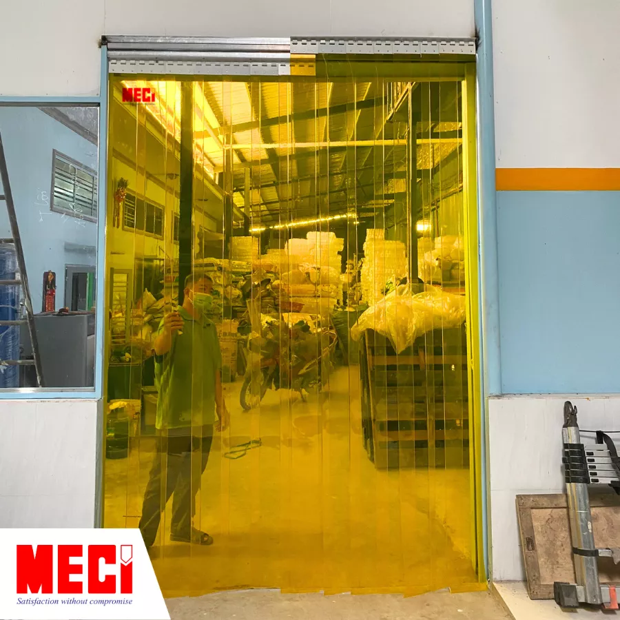 Rèm nhựa pvc màu vàng hệ lùa 2 cánh trước cửa kho